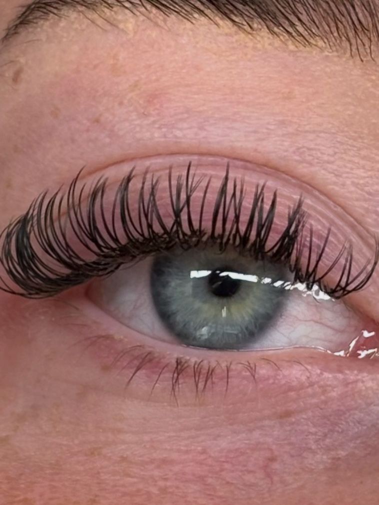 Cashmere lash extensions close-up, byizzylewis